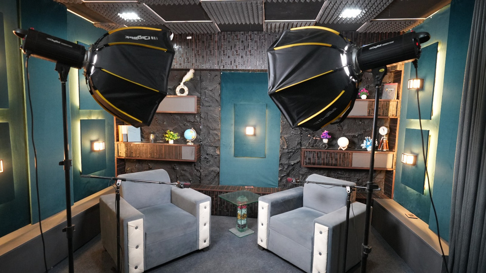 Studio 1 — Wide angle with dual softboxes