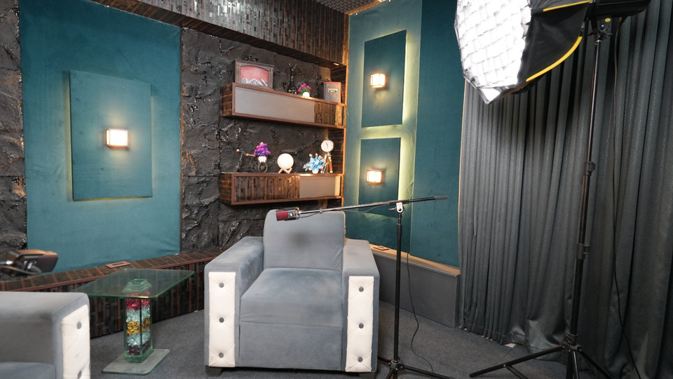 Studio 5 — Single chair set with mic